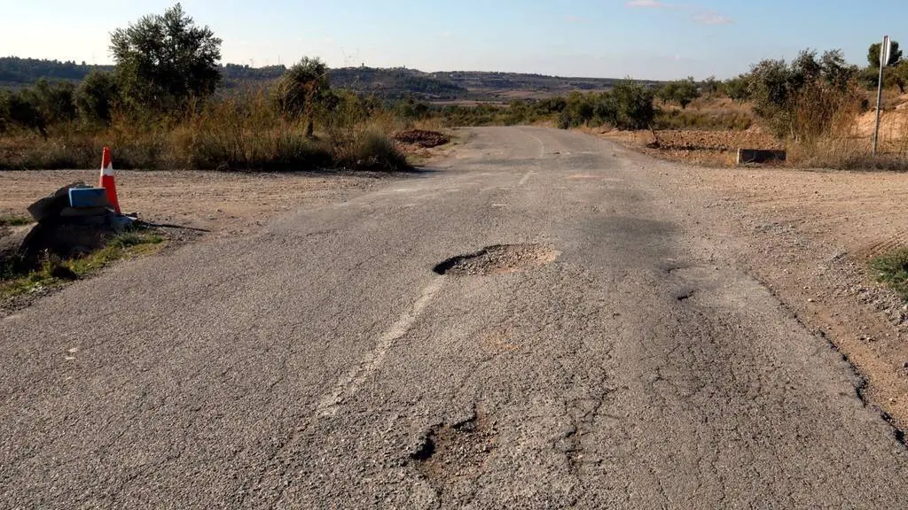 Salvador Miret
Pla obert amb alguns dels clots que hi ha a la carretera entre el Cogul i Granyena de les Garrigues, 17 de novembre del 2021. (Horitzontal)