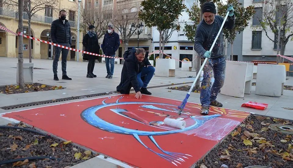 L'Il·lustrador Valentí Gubianas finalitza l'obra a Mollerussa ©AjMollerussa (1)