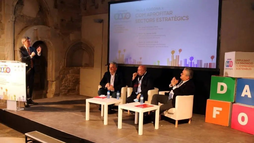 Els presidents de la cambres de Lleida i Reus, Jaume Saltó i Jordi Just, i el representant de Foment del Treball, Salvador Guillermo, durant les Jornades DAFO celebrades a la Seu Vella de Lleida - Foto: Salvador Miret