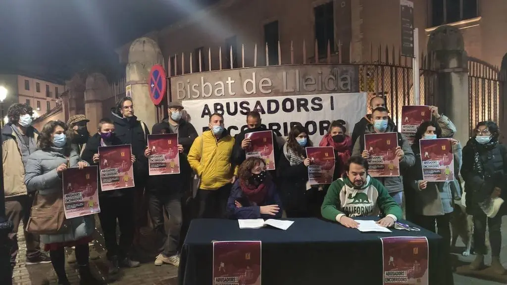 edida per Endavant
Pla general on es pot veure un moment de la roda de premsa d'Endavant just davant del Bisbat de Lleida, el dimecres 1 de desembre de 2021. (Horitzontal)