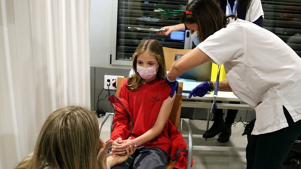 Vacunant un nena a l'Hospital Sant Joan de Déu de Lleida ©SalvadorMiret