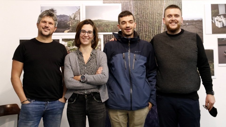 Jordi Costa, Paula Artés, David Melero i Carles Rabadà, a l'exposició sobre el volcà de la Palma, a la Paeria de Balaguer.