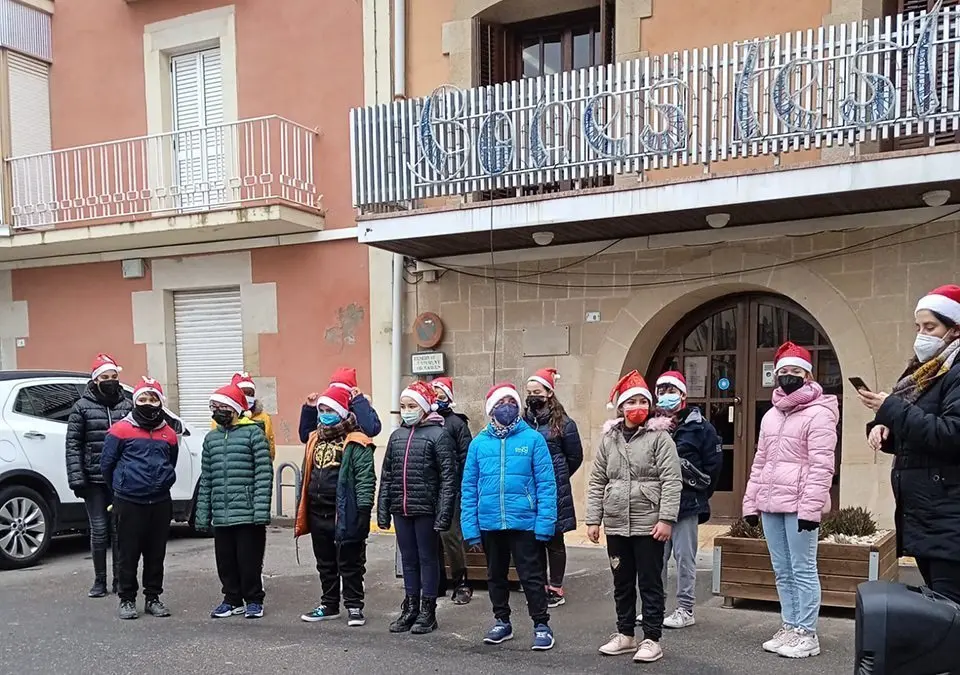 Els alumnes que participen en la cantada de Nadales a Bell-lloc ©AjBell-lloc