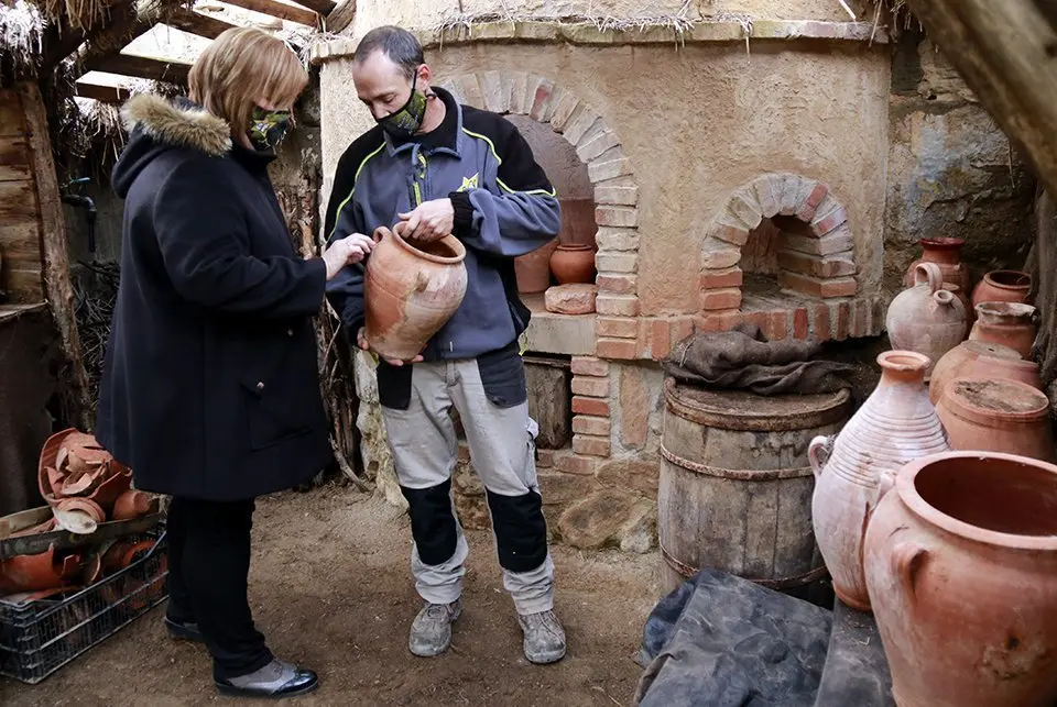 Àlex Mases, i Susi Caba al pessebre de Linyola ©AnnaBerga