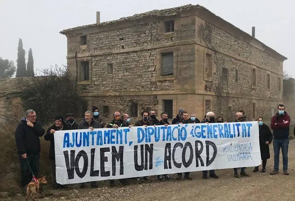 Concentració davant la casa Vallmanya ©IniciativaPopularSalvem CasaVallmanya