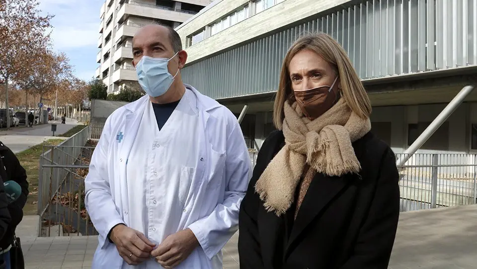 La directora d'Atenció Primària Pilar Vaqué, i el director del CAP Onze de Setembre, José María Palacín ©Laura Cortés