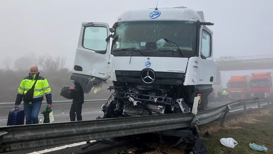 Un dels camions accidentats a l'AP-2 a Castelldans ©LauraCortés