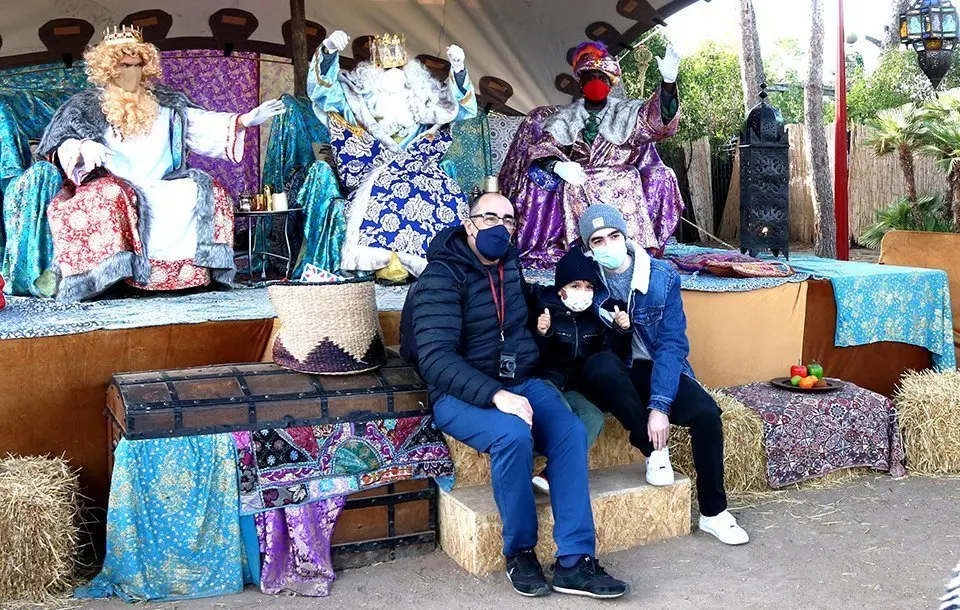 Els Reis Mags amb mascareta i d'una família fent-se una fotografia ©CarolaLópez