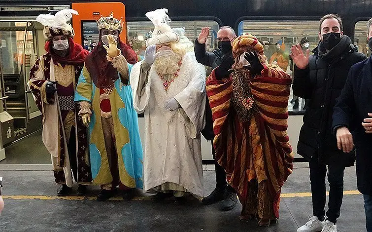 Pla sencer dels Reis d'Orient després d'arribar amb el tren de la Pobla a l'estació de Lleida on han estat rebuts per l'alcalde Miquel Pueyo i altres autoritats locals, el 5 de gener del 2022. (Horitzontal)