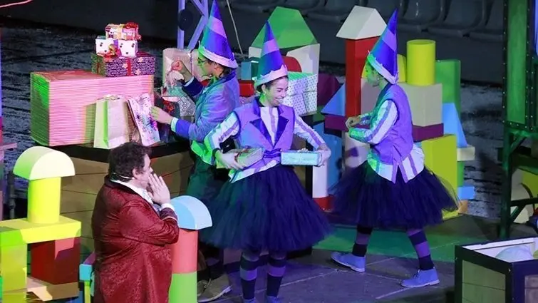 Pla obert on es veu com els ajudants dels Reis d'Orient preparen els regals durant l'espectacle 'La Factoria dels Reixos' al pavelló Barris Nord de Lleida, el 2 de gener de 2022. (Horitzontal)