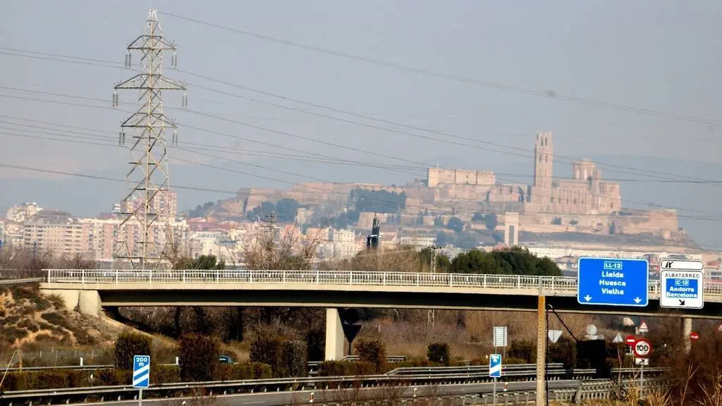 Oriol Bosch
Pla general on es poden veure diferents torres i línies d'alta tensió amb la Seu Vella de Lleida al fons, des d'Albatàrrec, l'11 de gener de 2022. (Horitzontal)