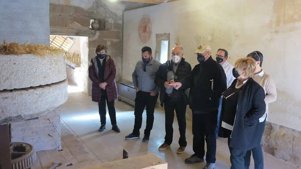 La visita al Molí Fariner d'Almenar, possible emplaçament del futur centre d'interpretació de la Guerra de Successió - Foto: cedida per l'Ajuntament d'Almenar