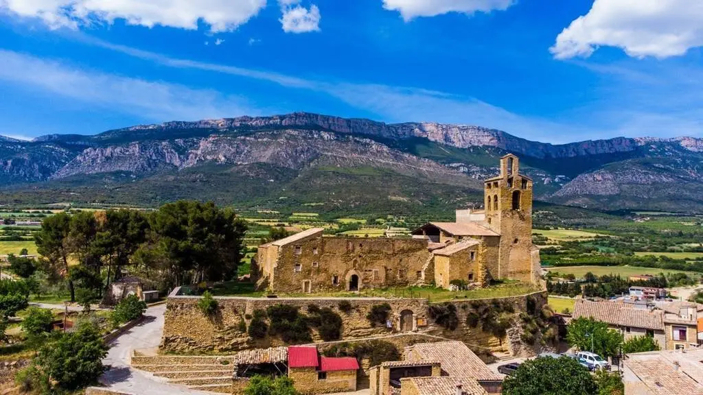 Panoràmica d'Àger amb la Col·legiata de Sant Pere - Foto: cedida per l'Ajuntament d'Àger