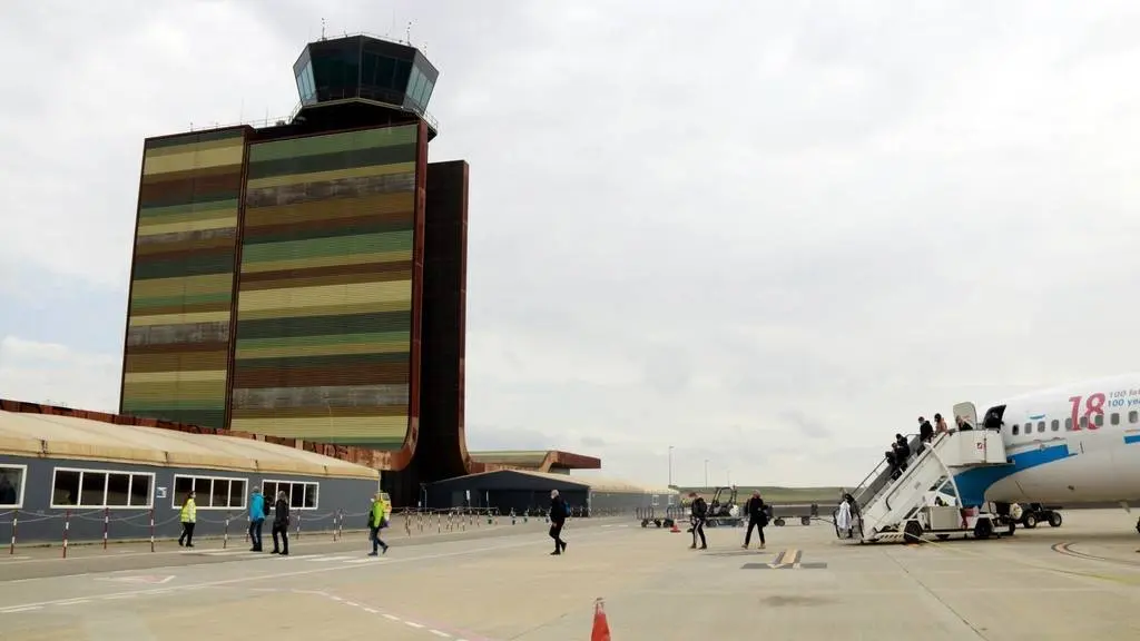 Els primers esquiadors suecs de la temporada a l'aeroport de Lleida-Alguaire baixant de l'avió procedent de Göteborg 

Data de publicació: diumenge 13 de febrer del 2022, 14:48

Localització: Alguaire

Autor: Anna Berga