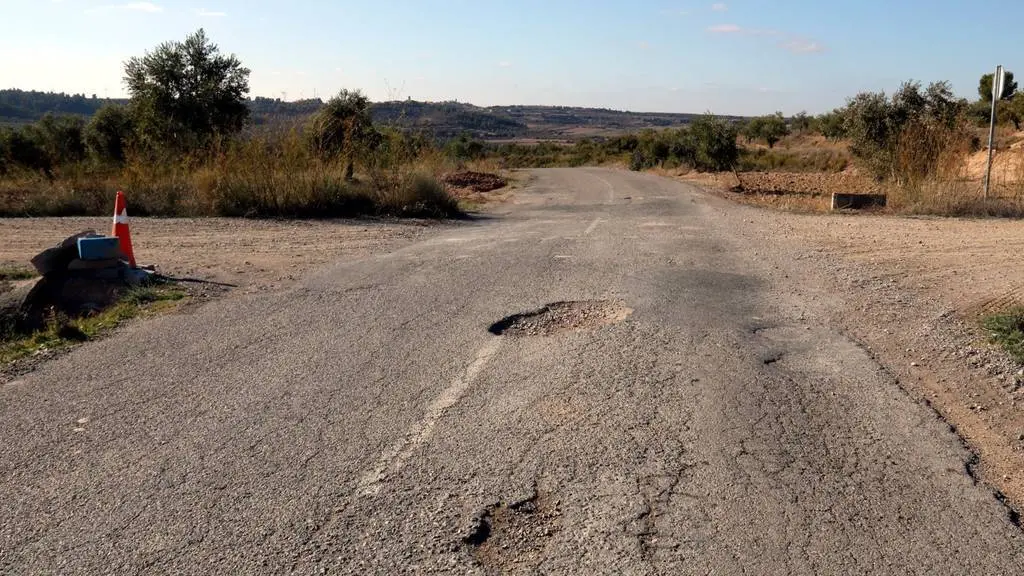 Pla obert amb alguns dels clots que hi ha a la carretera entre el Cogul i Granyena de les Garrigues, 17 de novembre del 2021. (Horitzontal)

Data de publicació: diumenge 28 de novembre del 2021, 07:00

Autor: Salvador Miret