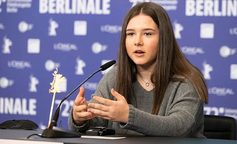 L'actriu Xènia Roset amb Carla Simón a la Berlinale ©Berlinale