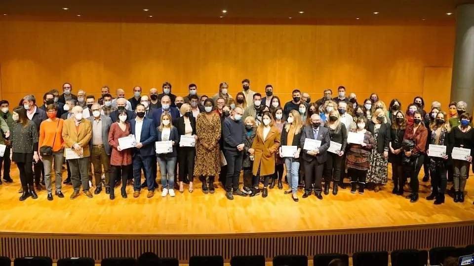 Foto de família dels distingits, amb les autoritats. Fotografia Mario Gascón.