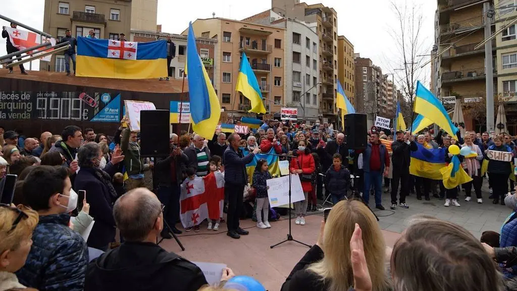 Concentració a la plaça Ricard Vinyes de Lleida per demanar la pau a Ucraïna i posar fi als atacs que pateix el país

Data de publicació: diumenge 27 de febrer del 2022, 19:19

Localització: Lleida

Autor: Mario Gascón / Paeria de Lleida