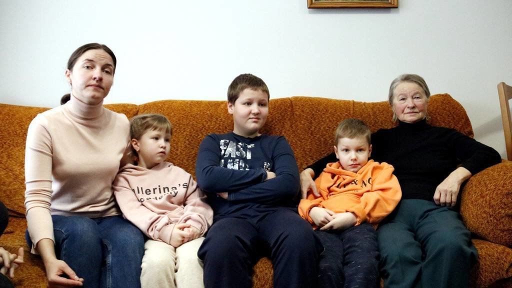 Una dona ucraïnesa i els tres fills, a casa de la cunyada, a Guissona, on han arribat fugint de la guerra. L'àvia dels nens ja era a Guissona i havia de tornar a Ucraïna diumenge, però es va quedar.

Data de publicació: dilluns 28 de febrer del 2022, 12:46

Localització: Guissona

Autor: Laura Cortés