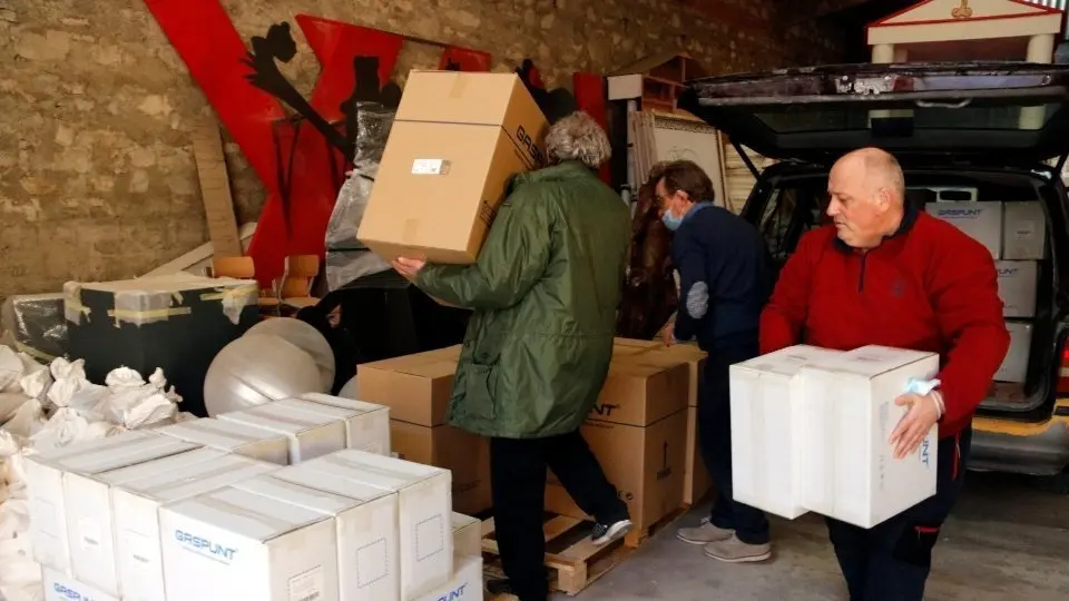 Veïns de Guissona carregant un camió que enviarà material divers a Ucraïna