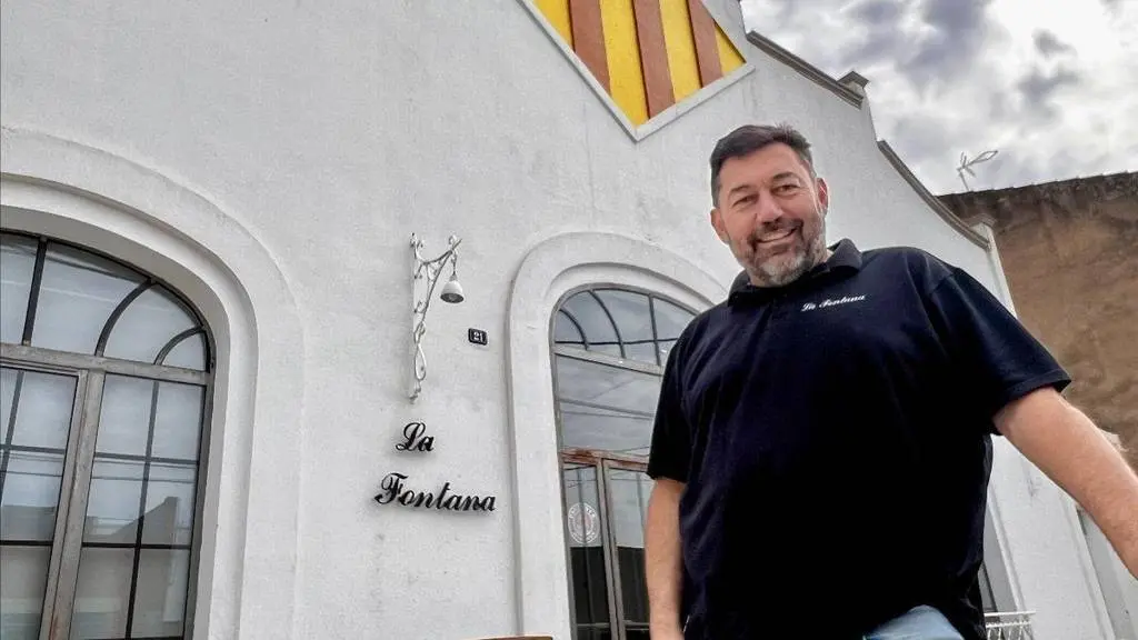 Jordi Solana, copropietari del Bar Restaurant 'La Fontana' davant de l'establiment de Bellpuig, que serà la seu de la recollida del material de dimecres fins diumenge 13, dia que marxarà fins a la frontera de Polònia amb Ucraïna - Foto: Comunicant BP