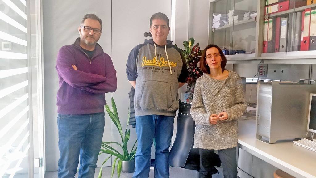 (d'esquerra a dreta): Els investigadors Alberto Marín, Rui Alves i Ester Vilaprinyo de l'IRBLleida - Foto: cedida per IlerCOVID