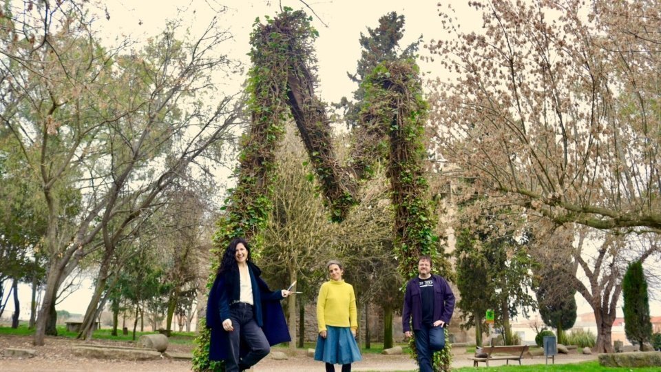 Nu Miret, Anna Guixé i David Pradas al Parc de l'ermita de la Mare
de Déu de l'Horta d'Ivars d'Urgell. Fotografia: Marina Rúbies.