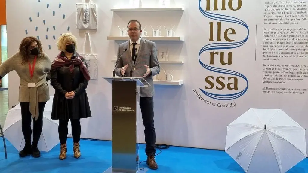 L'alcalde de Mollerussa, Marc Solsona, durant la presentació de la nova marca turística 'Mollerussa et conVida' acompanyat de la regidora de Turisme, Rosalia Carnicé i la responsable tècnica de la regidoria, Mireia Caba

Data de publicació: dissabte 19 de març del 2022, 19:38

Localització: Mollerussa

Autor: Cedida per l'Ajuntament de Mollerussa