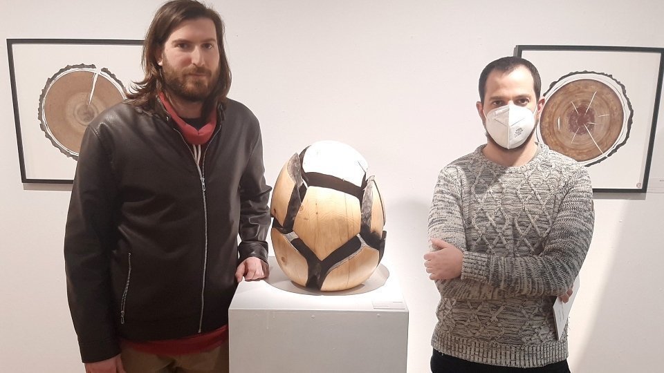 L'escultor Llorenç Isanda i el regidor de Cultura de Tàrrega, Carlos Vílchez, en la inaugiració de la mostra