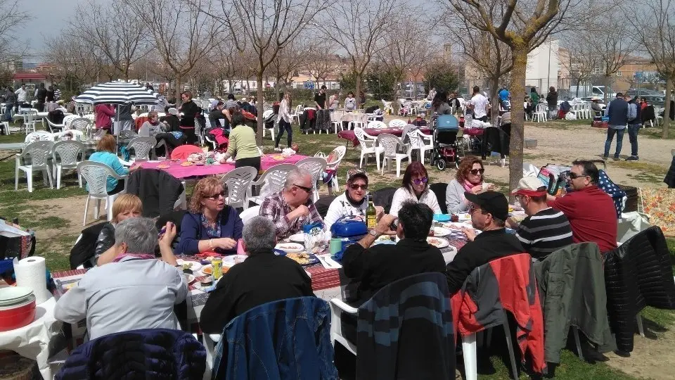 Una de les edicions anteriors del Dia de la Mona al Càmping Municipal de Tàrrega