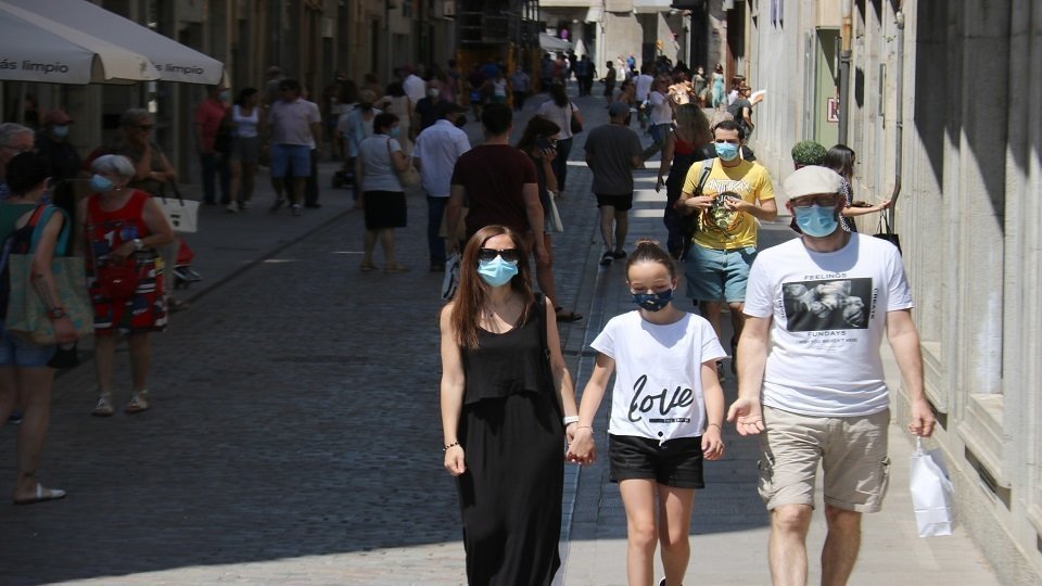Una família amb mascareta caminant per Girona ©GerardVilà