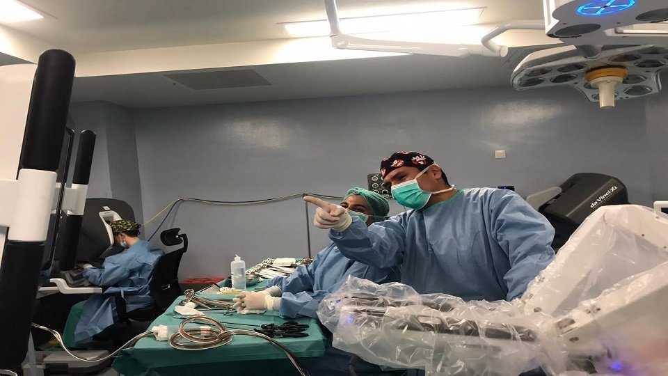 Personal de l'Hospital Universitari Arnau de Vilanova de Lleida duent a terme una intervenció quirúrgica amb el segon robot Da Vinci ©ICS
