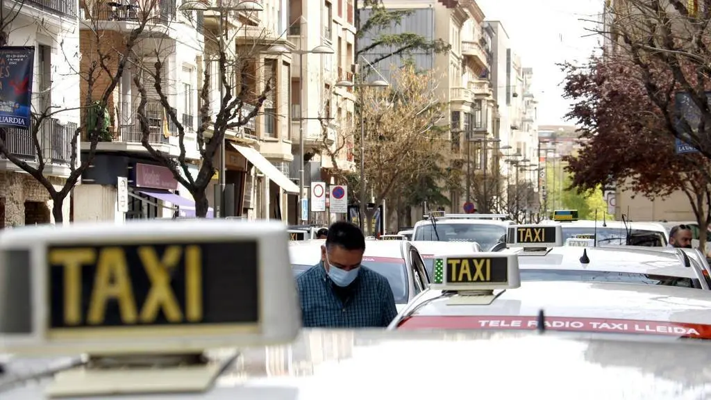 Taxis esperant a començar la marxa lenta davant l'estació d'autobusos de Lleida

Data de publicació: dilluns 11 d’abril del 2022, 15:03

Localització: Lleida

Autor: Laura Cortés