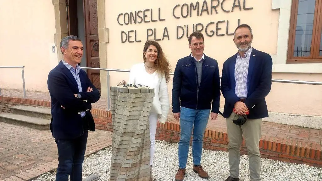 Pere Garrofé, tinent d'alcalde de l'Ajuntament de Mollerussa;  Blanca Cusiné, vicepresidenta d'AGRUPEM, Joan Caba, president d'AGRUPEM, i Carles Esquerda, gerent del Consell - Foto: Marina Pallàs Barta