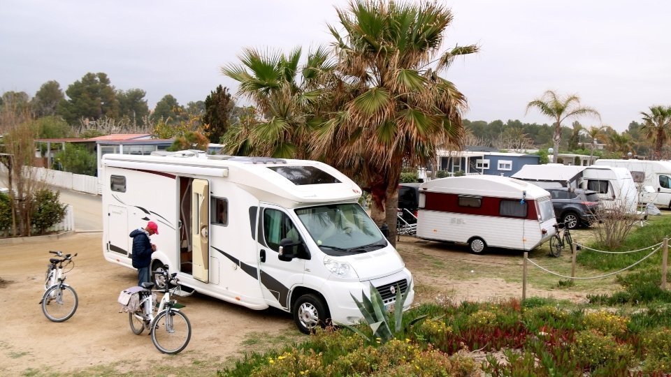 Caravanes acampades en un càmping ©Mar Rovira