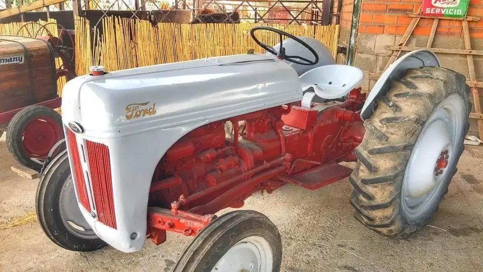 Agromuseu amb tractors d'època de la Granja Pifarré