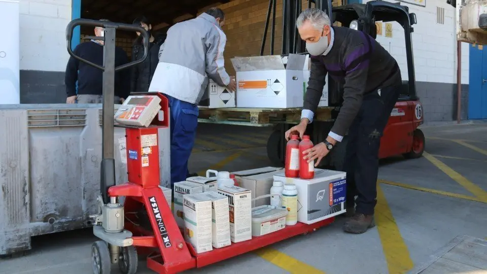 Pla obert d'un responsable de la cooperativa de Corbins dipositant fitosanitaris caducats o descatalogats en el marc de la prova pilot d'Acció Climàtica, el 30 de novembre del 2021 ©SalvadorMiret