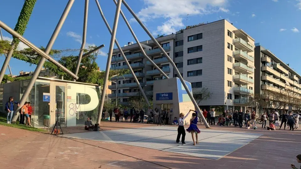 Algunes escoles de dansa van ballar a la plaça Blas Infante ©AjLleida