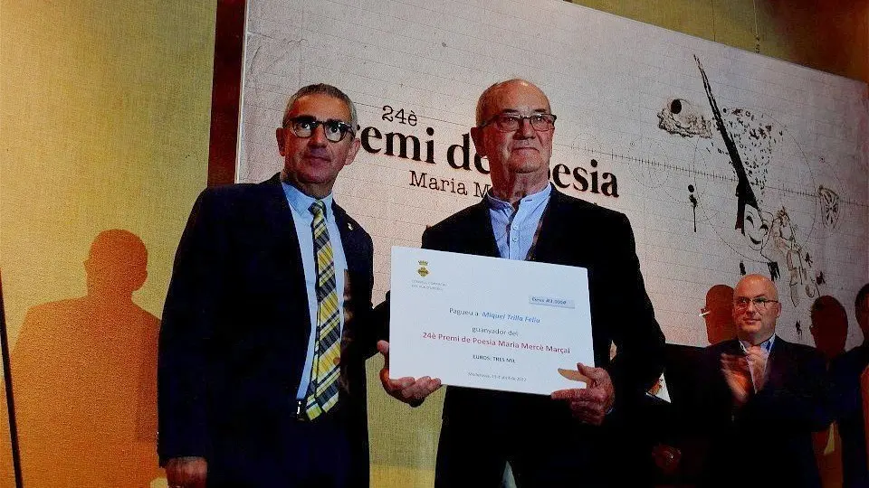 Miquel Trilla Feliu recollint el guardó del Premi de Poesia Maria-Mercè Marçal, junt amb el president del Consell Comarcal del Pla d'Urgell, Rafel Panadés, a la gal·la de l'entrega del premi de la 24a edició - Foto: Marta Argilés