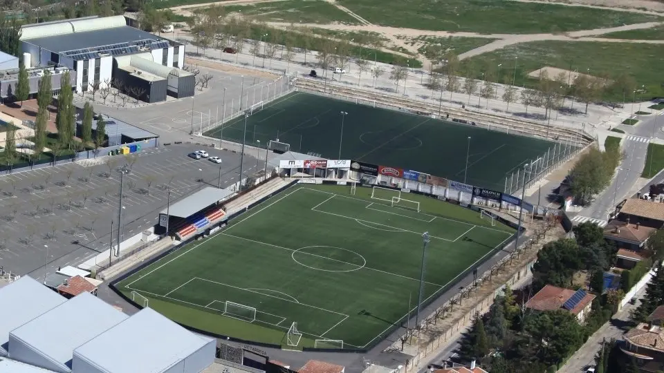 Zona esportiva de Tàrrega. Al fons, els terrenys on es desenvoluparà el projecte