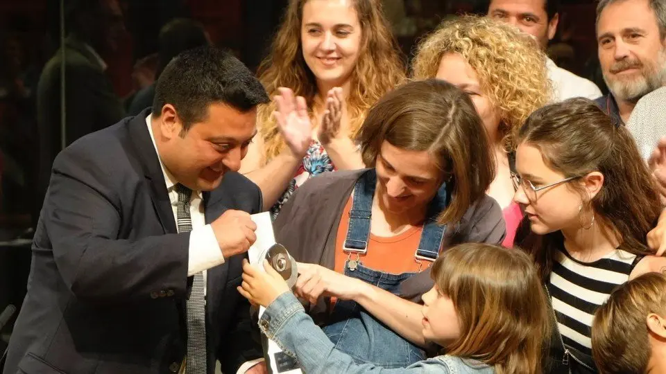 El president de la Fecoll entregant el premi Cargol Bover a Carla Simón i la resta de l'equip d'Alcarràs ©Mario Gascón