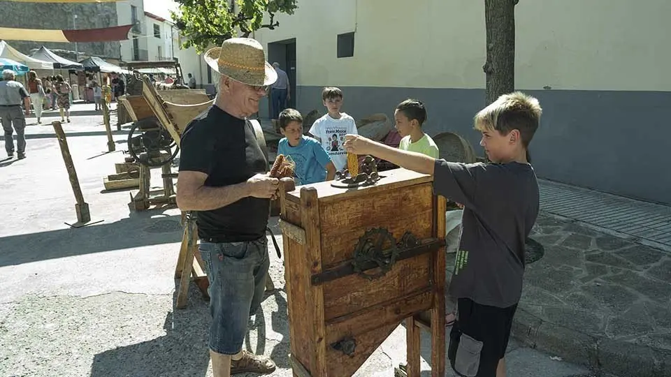 Els petits experimenten a Mostra d'Oficis Antics de Fondarella ©JosepAPérez