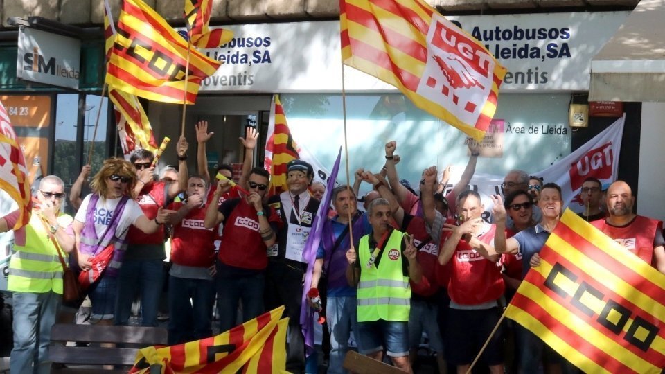 Plantilla d'Autobusos Lleida davant la seu a l'avinguda de Madrid