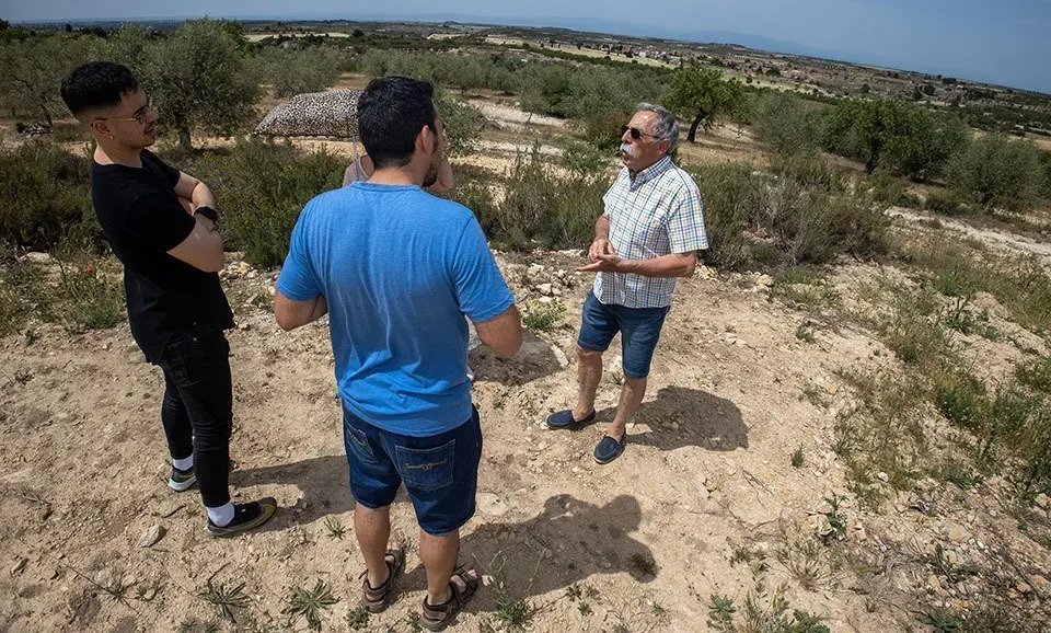 Els propietaris d'una finca a la Floresta parlen amb un possible comprador ©AGF