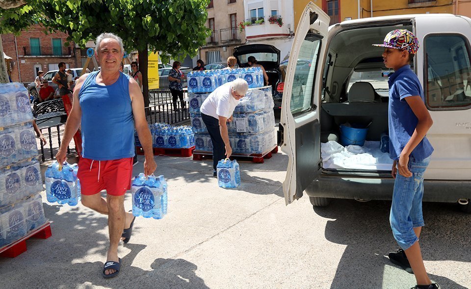 Ampolles d'aigua repartides a Bovera ©AnnaBerga