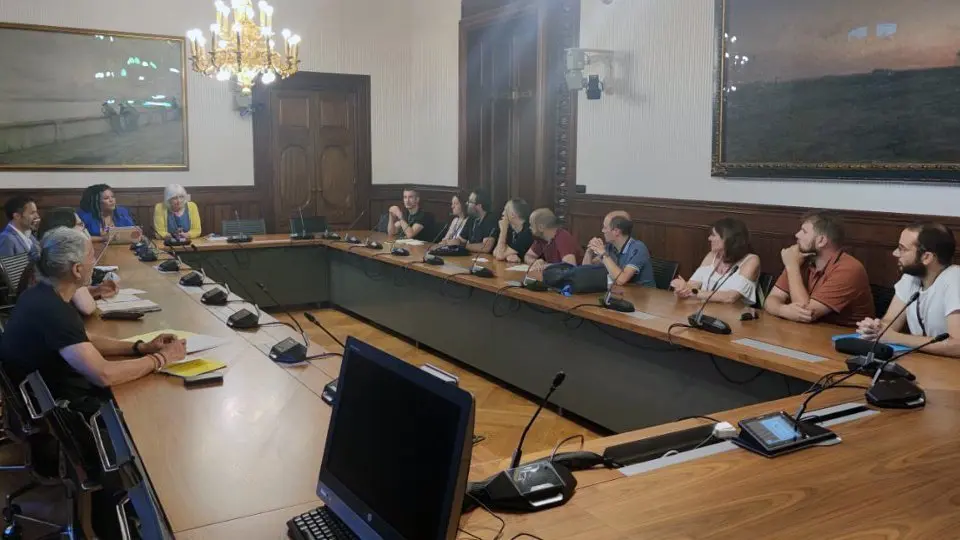 Portaveus de les plataformes catalanes que acullen les famílies afectades que s'han quedat sense plaça educativa reunits al Parlament. Fotografia: Cedida.