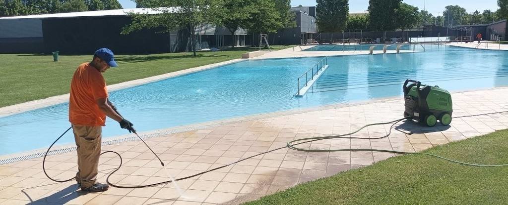 Treballs de manteniment a les piscines d'estiu de Tàrrega - Foto: Ajuntament de Tàrrega