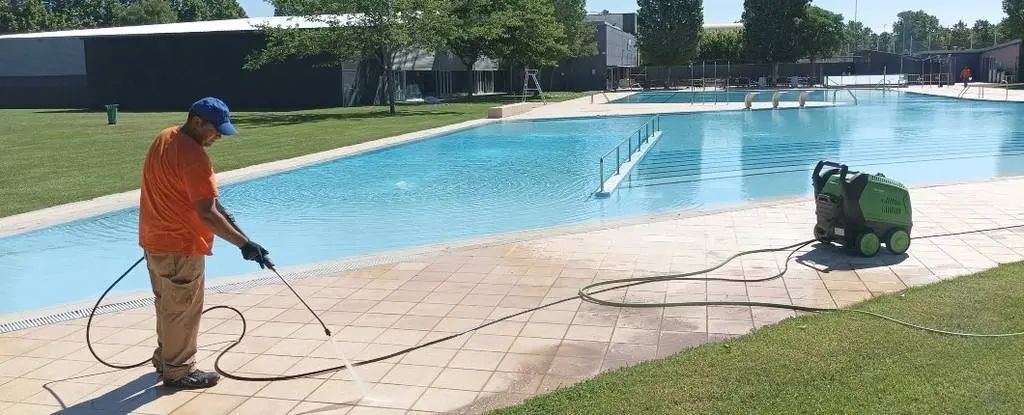 Treballs de manteniment a les piscines d'estiu de Tàrrega - Foto: Ajuntament de Tàrrega