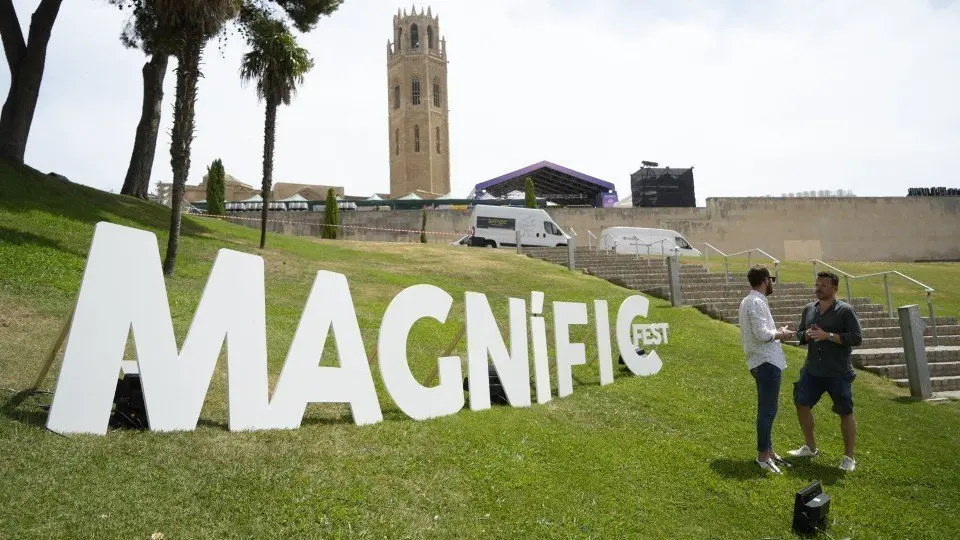 El regidor de Joventut, Festes i Esports, Ignasi Amor, amb uns dels responsables d'una de les promotores que organitzen l'esdeveniment ©Mario Gascón