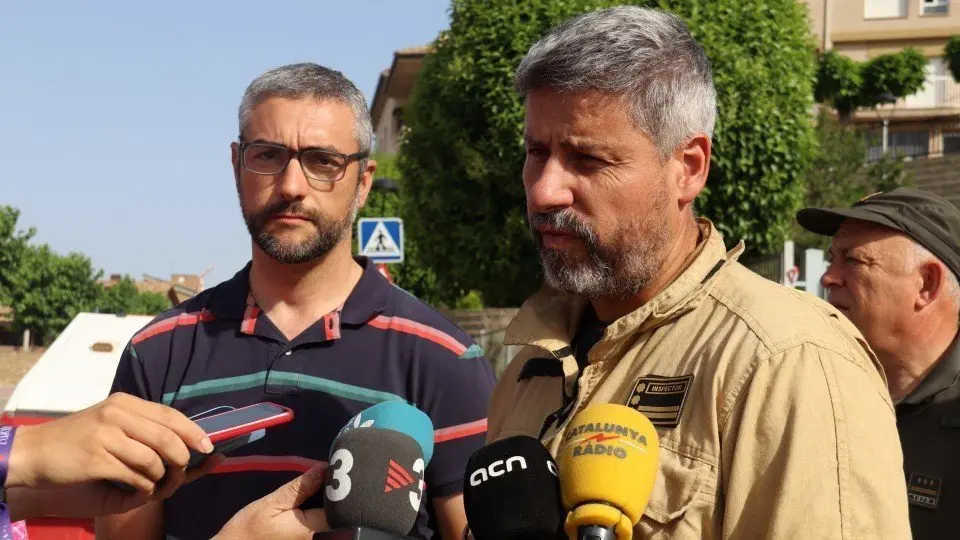 El cap de suport de l'operatiu dels Bombers de la Generalitat, Miquel López i el delegat del Govern a Lleida, Bernat Solé ©Albert Lijarcio